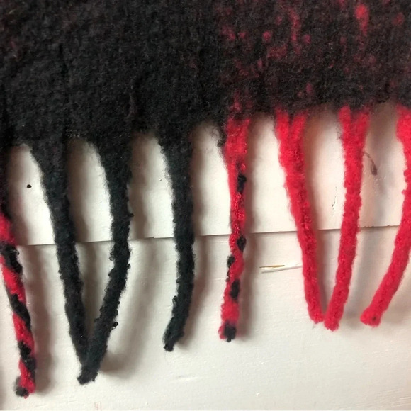 Steve Madden Red Buffalo Plaid Oversized Fringe Scarf Shawl Soft Cozy Women’s OS - Picture 3 of 4